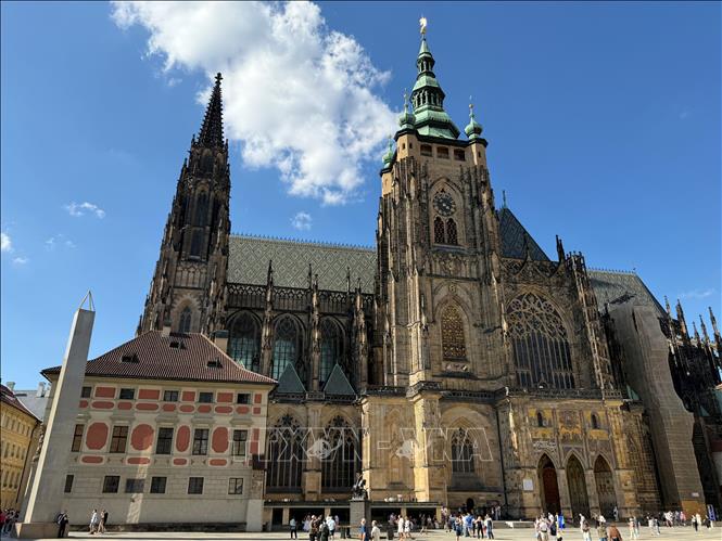 Du khách tham quan khu vực sân trong của Lâu đài Praha. Ảnh: Trần Hòa – PV TTXVN tại Cộng hòa Séc