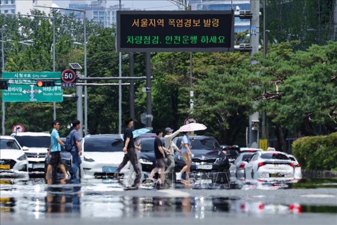 Hơi nóng bốc lên trên đại lộ Yeoui-daero ở quận Yeouido, Seoul, Hàn Quốc trong đợt nắng nóng. Ảnh: Yonhap/TTXVN phát