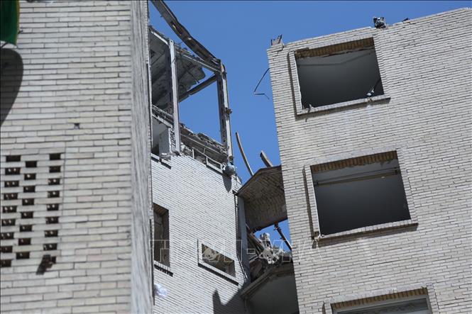 Tòa nhà bị hư hại sau cuộc không kích tại Tehran, Iran. Ảnh: THX/TTXVN phát