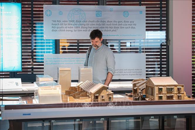 Foreign tourists learn about Hanoi's urban development history through architectural models and exhibited documents. Museums, creative spaces, and visual explanatory formats are becoming an important part of the capital's cultural tourism ecosystem.VNA Photo: Phạm Tuấn Anh