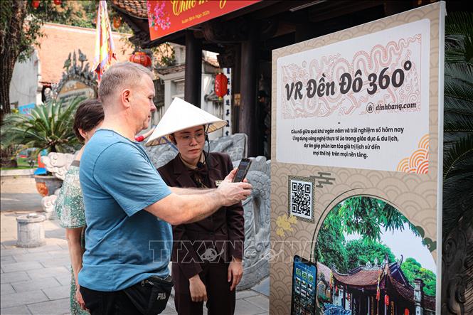 Foreign tourists scan the QR code to experience the 
