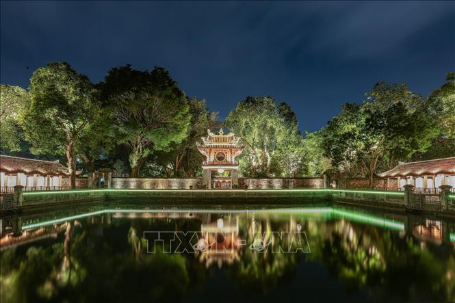 Utilizing the landscape, architecture, and artistic lighting system at Van Mieu - Quoc Tu Giam (The Temple of Literature) contributes to extending the length of stay and creating additional heritage experiences for tourists visiting Hanoi. VNA Photo: Phạm Tuấn Anh