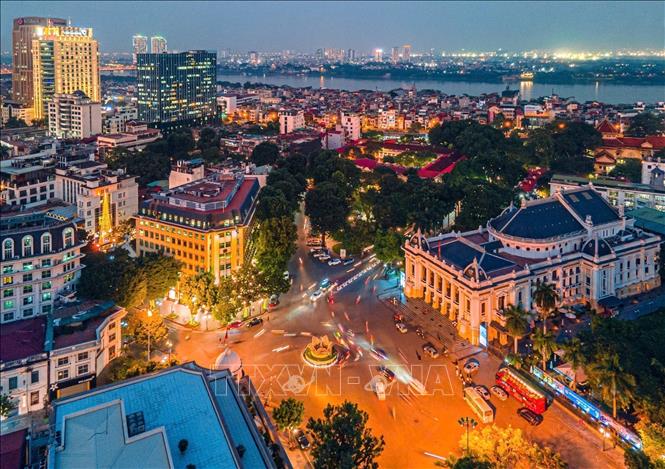 The central area of ​​Hanoi glows brightly at night, highlighted by the Grand Opera House and the architectural landmarks around Trang Tien Street. The combination of architectural heritage, urban landscape, and nighttime activities is contributing to expanding the experiential space and increasing the attractiveness of tourism in the capital city. VNA Photo: Phạm Tuấn Anh