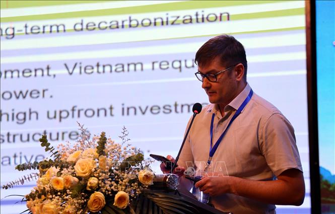 Ông Sergey Salata, Giám đốc kỹ thuật Công ty Star Energy Việt Nam, tham luận tại Hội nghị. Ảnh: Đức Hiếu - TTXVN