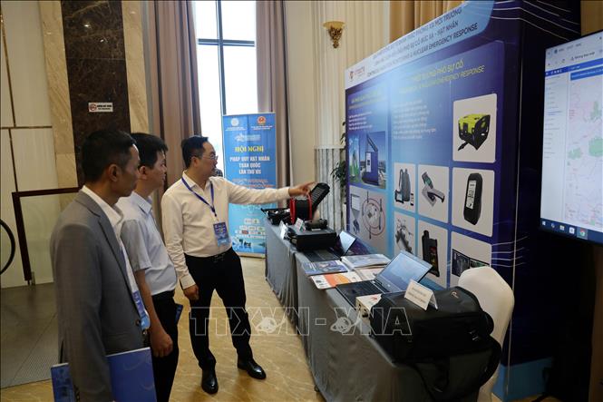 Các đại biểu tham quan gian trưng bày về thiết bị xử lý bức xạ và an toàn hạt nhân. Ảnh: Đức Hiếu - TTXVN