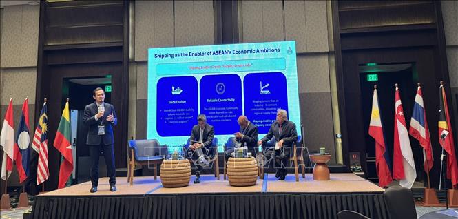 Chủ tịch Liên đoàn Hiệp hội Chủ tàu ASEAN (FASA) Haji Mohamed Safwan Bin Othman cung cấp nhiều thông tin quan trọng. Ảnh: Đỗ Quyên - PV TTXVN tại Indonesia
