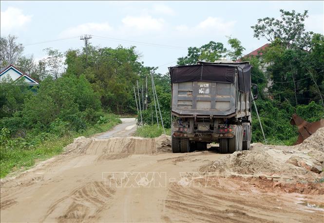 6 tháng đầu năm 2026, Công an tỉnh Nghệ An đã phát hiện và xử lý hơn 3.400 trường hợp xe quá khổ, quá tải, thu hơn 17 tỷ đồng tiền phạt. Ảnh: Văn Tý - TTXVN