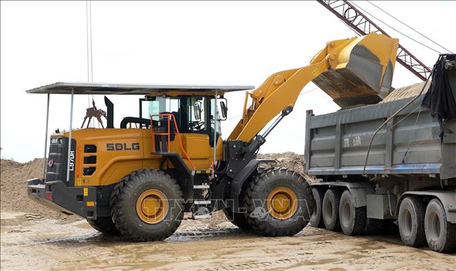 Việc không thực hiện cân tải trọng ngay tại khu vực đầu nguồn không chỉ gây khó khăn cho lực lượng chức năng trong công tác kiểm tra, xử lí tải trọng mà còn gây nguy cơ thất thoát tài nguyên. Ảnh: Văn Tý - TTXVN