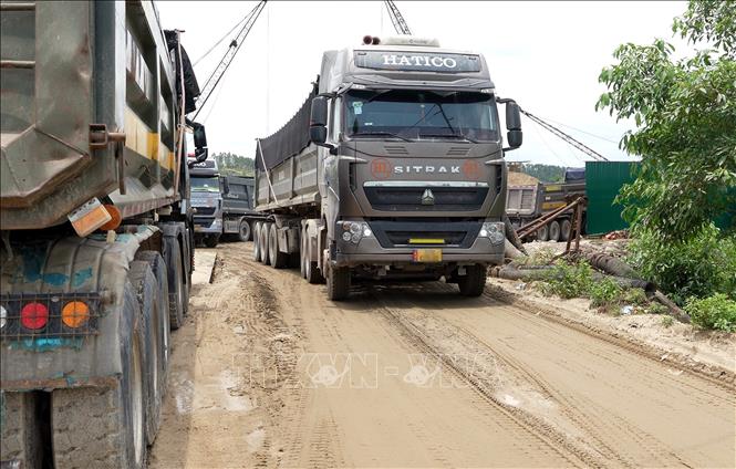 Dù lắp trạm cân nhưng doanh nghiệp đưa ra nhiều lý do để không thực hiện cân tải. Ảnh: Văn Tý - TTXVN