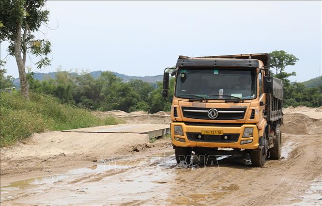 Dù đã có Quy định nhưng việc giám sát, kiểm tra, xử lý xe quá tải chưa triệt để.  Ảnh: Văn Tý - TTXVN