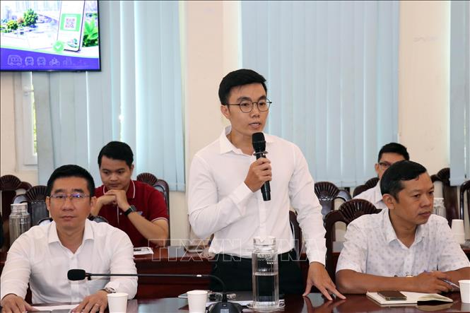 Đại diện xe buýt Phương Trang trao đổi tại Hội nghị. Ảnh: Tiến Lực - TTXVN