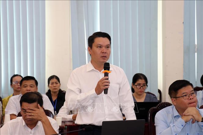 Phó Giám đốc Trung tâm Quản lý giao thông công cộng TP. Hồ Chí Minh Lê Hoàn báo cáo kết quả sau một tháng triển khai miễn phí vé xe buýt. Ảnh: Tiến Lực - TTXVN