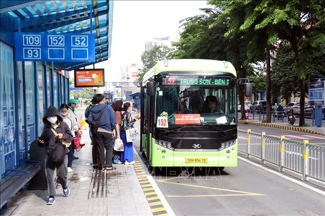 Hành khách đón xe buýt tại trạm trung chuyển trên đường Hàm Nghi sáng 30/7/2026. Ảnh: Tiến Lực - TTXVN