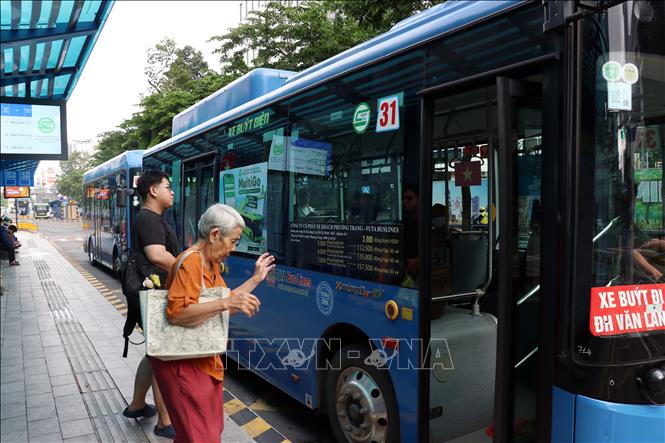Xe buýt TP. Hồ Chí Minh thu hút được đông đảo người dân sử dụng. Ảnh: Tiến Lực - TTXVN