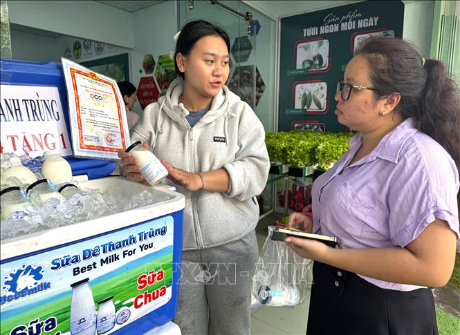 Sản phẩm sữa dê đạt OCOP 3 sao với nhiều chương trình giảm giá thu hút người dân đến mua sắm. Ảnh: Hương Giang - TTXVN