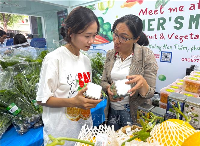 Đa dạng sản phẩm từ trái cây, rau củ tươi đến thực phẩm chế biến phục vụ người dân tại điểm bán trên địa bàn phường Gia Định, TP. Hồ Chí Minh. Ảnh: Hương Giang - TTXVN