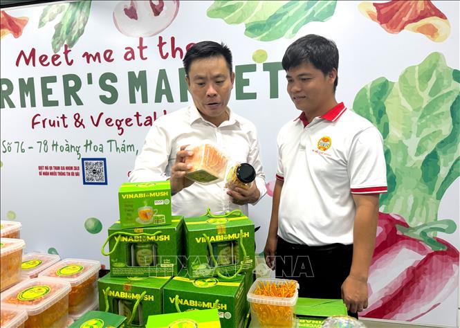 Đại diện Hội Nông dân TP. Hồ Chí Minh tham quan gian hàng bán sản phẩm đông trùng hạ thảo. Ảnh: Hương Giang - TTXVN