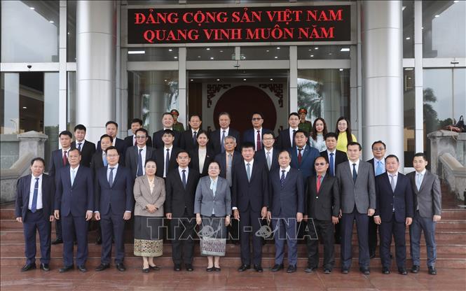 Các đại biểu chụp ảnh lưu niệm tại trụ sở Tỉnh ủy Ninh Bình. Ảnh: Đức Phương - TTXVN