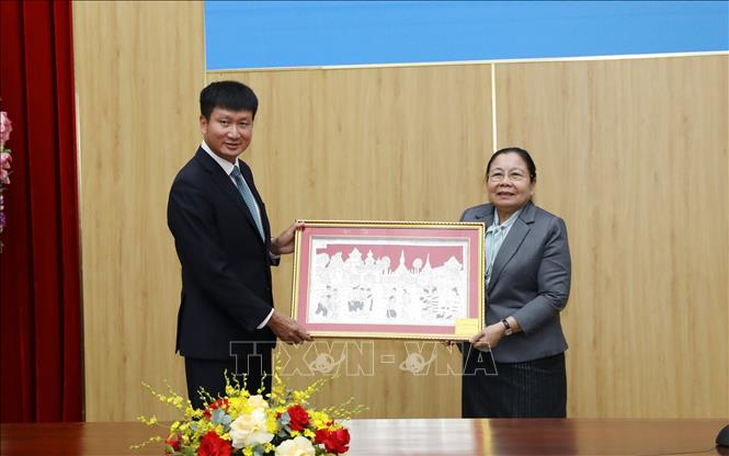 Đồng chí Sisay Luedethmounsone, Ủy viên Bộ Chính trị, Bí thư Trung ương Đảng, Trưởng Ban Tổ chức Trung ương Đảng NDCM Lào trao sản phẩm thủ công mỹ nghệ đặc sắc của Lào tặng tỉnh Ninh Bình. Ảnh: Đức Phương - TTXVN