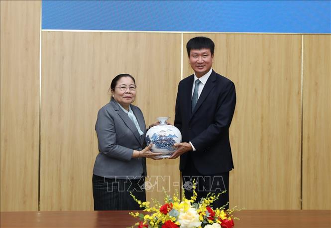 Bí thư Tỉnh ủy Ninh Bình Trần Huy Tuấn trao sản phẩm thủ công mỹ nghệ đặc sắc của tỉnh Ninh Bình tặng Đoàn đại biểu. Ảnh: Đức Phương - TTXVN