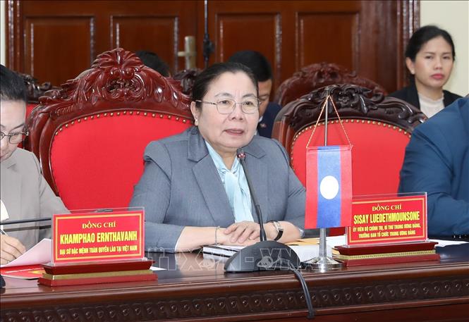 Đồng chí Sisay Luedethmounsone, Ủy viên Bộ Chính trị, Bí thư Trung ương Đảng, Trưởng Ban Tổ chức Trung ương Đảng NDCM Lào, phát biểu tại buổi làm việc. Ảnh: Đức Phương - TTXVN