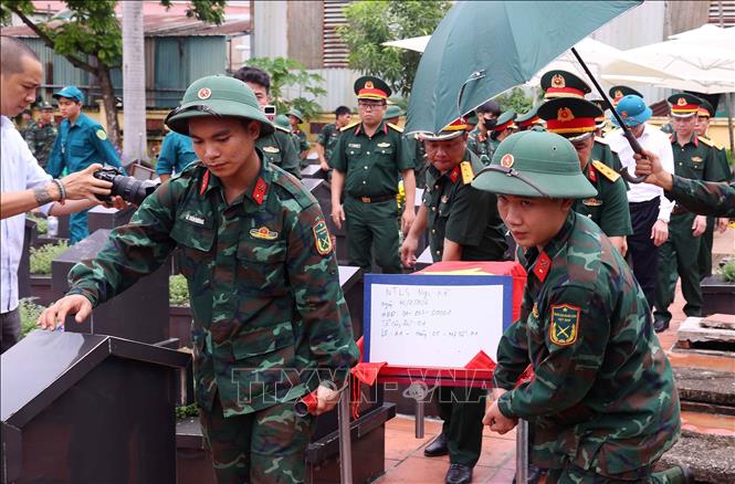 Thực hiện quy trình khai quật, đưa hài cốt liệt sĩ chưa xác định danh tính về khu vực lấy mẫu sinh phẩm sĩ tại Nghĩa trang liệt sĩ Ngọc Hồi (xã Thanh Trì). Ảnh: Văn Điệp – TTXVN