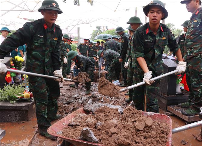 Lực lượng khai quật tiến hành phá dỡ nhiều lớp đất đá để tiếp cận hài cốt liệt sĩ tại Nghĩa trang liệt sĩ Ngọc Hồi (xã Thanh Trì). Ảnh: Văn Điệp – TTXVN
