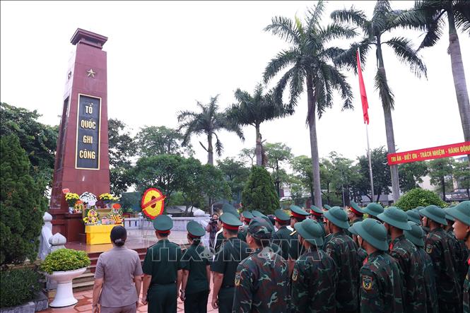 Thành kính thực hiện nghi thức dâng hương, dâng lễ trước Đài tưởng niệm Tổ quốc ghi công tại Nghĩa trang liệt sĩ Ngọc Hồi (xã Thanh Trì). Ảnh: Văn Điệp – TTXVN