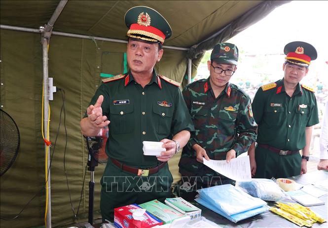 Thiếu tướng Đào Văn Nhận, Tư lệnh Bộ Tư lệnh Thủ đô Hà Nội thăm hỏi, động viên các lực lương đang làm nhiệm vụ tại Nghĩa trang liệt sĩ Ngọc Hồi (xã Thanh Trì). Ảnh: Văn Điệp – TTXVN