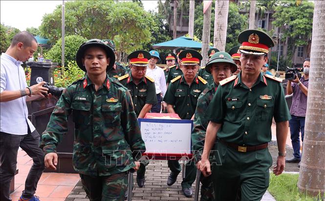 Thực hiện quy trình khai quật, đưa hài cốt liệt sĩ chưa xác định danh tính về khu vực lấy mẫu sinh phẩm sĩ tại Nghĩa trang liệt sĩ Ngọc Hồi (xã Thanh Trì). Ảnh: Văn Điệp – TTXVN