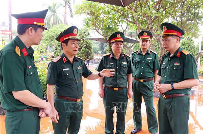 Lãnh đạo Bộ Tư lệnh Thủ đô Hà Nội trao đổi, xử lý những khó khăn trong quá trình khai quật. Ảnh: Văn Điệp – TTXVN