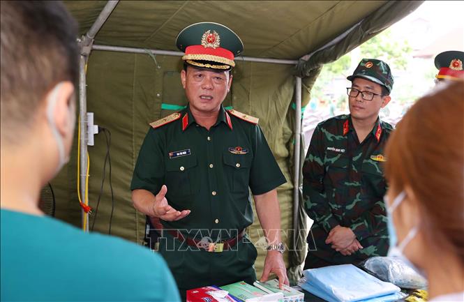 Thiếu tướng Đào Văn Nhận, Tư lệnh Bộ Tư lệnh Thủ đô Hà Nội thăm hỏi, động viên các lực lương đang làm nhiệm vụ tại Nghĩa trang liệt sĩ Ngọc Hồi (xã Thanh Trì). Ảnh: Văn Điệp – TTXVN