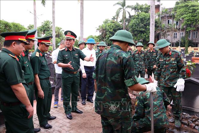 Thiếu tướng Đào Văn Nhận, Tư lệnh Bộ Tư lệnh Thủ đô Hà Nội kiểm tra thực địa khai quật, đưa hài cốt liệt sĩ chưa xác định danh tính tại Nghĩa trang liệt sĩ Ngọc Hồi (xã Thanh Trì). Ảnh: Văn Điệp – TTXVN