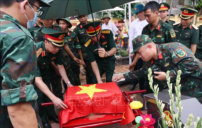 Thực hiện nghi thức phủ Quốc kỳ trang trọng, tri ân Anh hùng liệt sĩ đã hy sinh vì độc lập, tự do của Tổ quốc. Ảnh: Văn Điệp – TTXVN