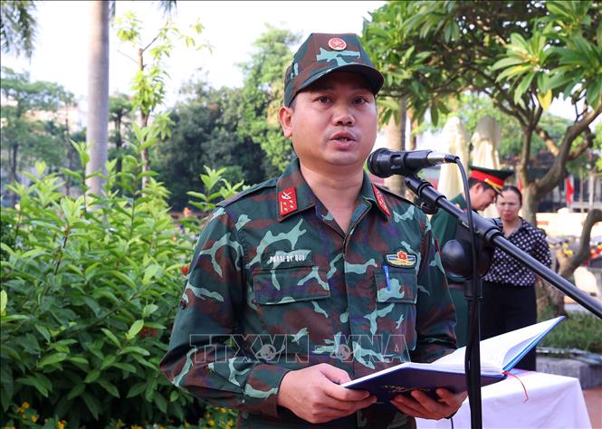 Thiếu tá Phạm Sỹ Quý (Bộ Tư lệnh Thủ đô) phát biểu hứa quyết tâm hoàn thành tốt nhiệm vụ được giao. Ảnh: Văn Điệp – TTXVN