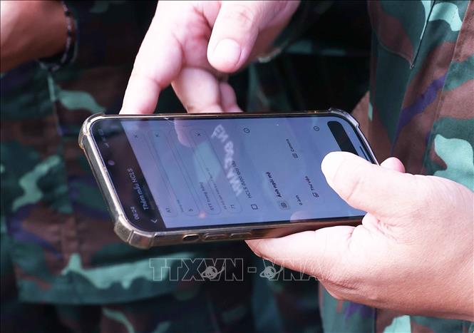 Thực hiện quy trình số hóa dữ liệu thông tin về vị trí, tọa độ mộ liệt sĩ. Ảnh: Văn Điệp – TTXVN