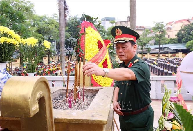 Thiếu tướng Đào Văn Nhận, Tư lệnh Bộ Tư lệnh Thủ đô Hà Nội dâng hương trước Đài tưởng niệm Tổ quốc ghi công tại Nghĩa trang liệt sĩ Ngọc Hồi (xã Thanh Trì). Ảnh: Văn Điệp – TTXVN