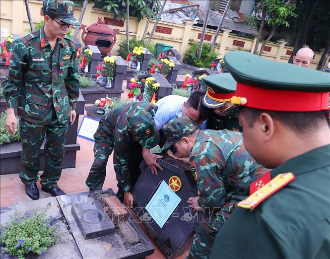 Trang trọng thực hiện quy trình khai quật, đưa hài cốt liệt sĩ chưa xác định danh tính tại Nghĩa trang liệt sĩ Ngọc Hồi (xã Thanh Trì). Ảnh: Văn Điệp – TTXVN