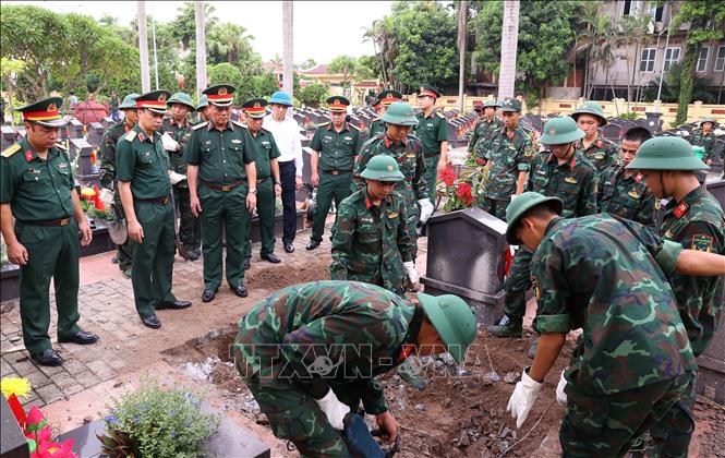 Thực hiện quy trình khai quật, đưa hài cốt liệt sĩ chưa xác định danh tính tại Nghĩa trang liệt sĩ Ngọc Hồi (xã Thanh Trì). Ảnh: Văn Điệp – TTXVN