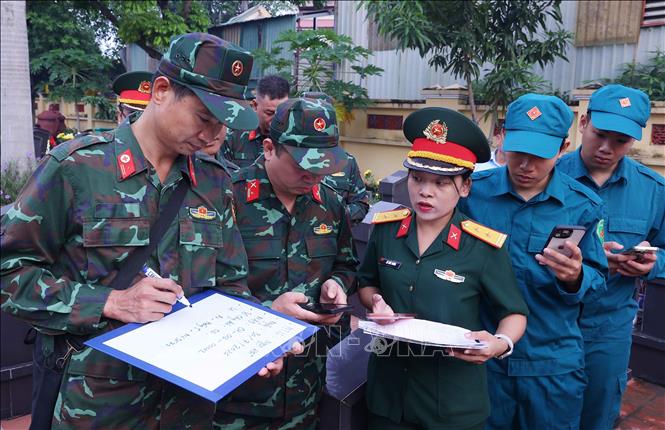 Việc mã hóa các phần mộ được thực hiện cẩn thận trước khi tiến hành khai quật lấy mẫu sinh phẩm. Ảnh: Văn Điệp – TTXVN