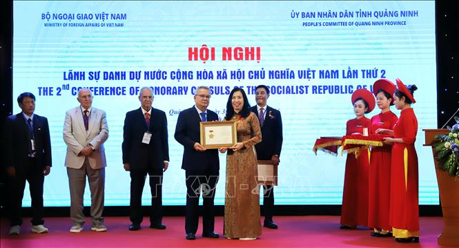 ​Thứ trưởng Bộ Ngoại giao Lê Thị Thu Hằng trao Kỷ niệm chương “Vì sự nghiệp Ngoại giao Việt Nam” và Bằng khen của Bộ trưởng Bộ Ngoại giao cho các Lãnh sự danh dự có nhiều thành tích xuất sắc. Ảnh: Thanh Vân - TTXVN