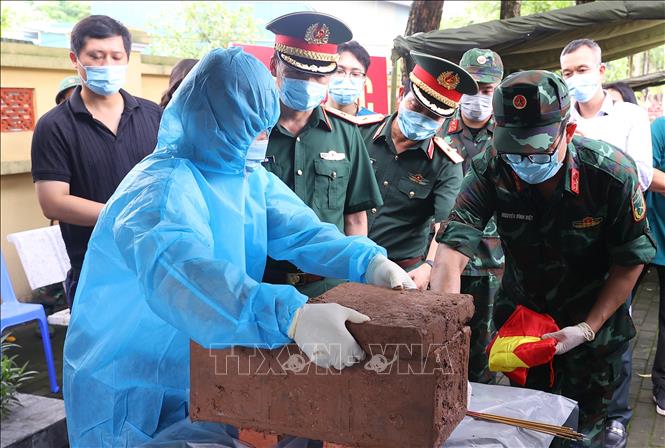 Hài cốt liệt sĩ chưa xác định danh tính về khu vực lấy mẫu sinh phẩm tại Nghĩa trang liệt sĩ Ngọc Hồi (xã Thanh Trì). Ảnh: Văn Điệp – TTXVN