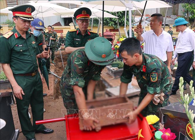 Thực hiện quy trình khai quật, đưa hài cốt liệt sĩ chưa xác định danh tính về khu vực lấy mẫu sinh phẩm tại Nghĩa trang liệt sĩ Ngọc Hồi (xã Thanh Trì). Ảnh: Văn Điệp – TTXVN