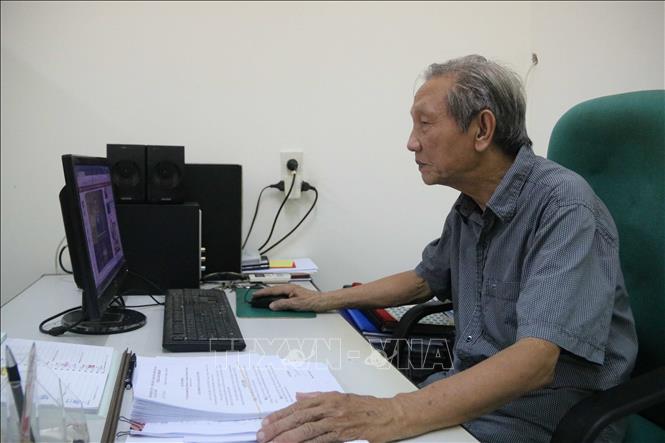 Nguyên Phó Trưởng ban Tuyên giáo Tỉnh ủy Thái Bình Nguyễn Bá Côn nghiên cứu Nghị quyết Hội nghị Trung ương 3, khóa XIV. Ảnh: Thu Hoài - TTXVN