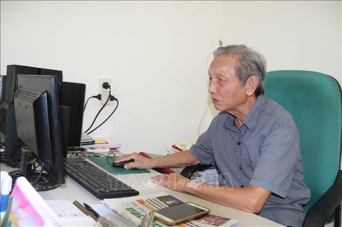 Nguyên Phó Trưởng ban Tuyên giáo Tỉnh ủy Thái Bình Nguyễn Bá Côn nghiên cứu Nghị quyết Hội nghị Trung ương 3, khóa XIV. Ảnh: Thu Hoài - TTXVN