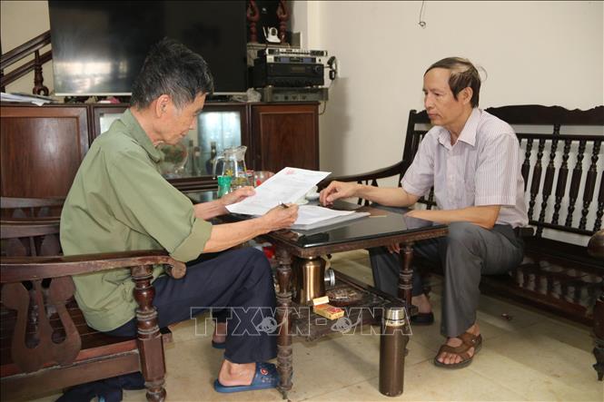 Ông Nguyễn Huy Tưởng (bên phải), Tổ phó Tổ dân phố 11 phường Trần Lãm (Hưng Yên) kỳ vọng những định hướng về công tác cán bộ ở cơ sở sẽ tạo tiền đề để bộ máy cấp xã hoạt động hiệu quả, chất lượng. Ảnh: Thu Hoài - TTXVN