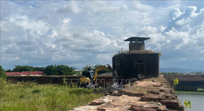 Công trình chiến đấu trong khu vực kinh thành Huế đang được tháo dỡ. Ảnh: Văn Dũng - TTXVN