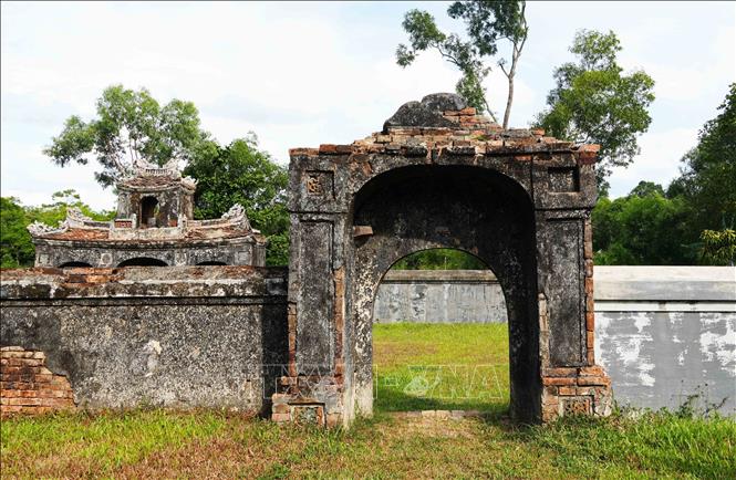 Cổng bên phải sân miếu Long Châu nằm ở trung tâm Điện Voi Ré, thành phố Huế. Ảnh: Nguyên Lý - TTXVN