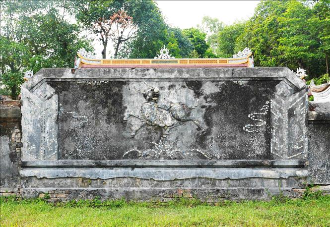 Mặt trước bức bình phong có linh vật Long Mã, ở ngay sau cổng tam quan của Điện Voi Ré, thành phố Huế. Ảnh: Nguyên Lý- TTXVN