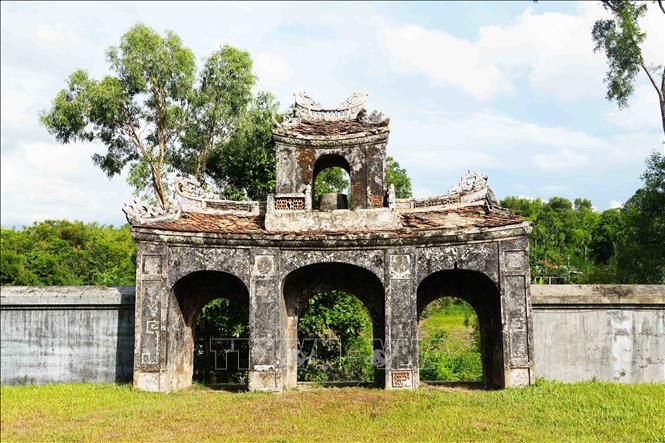Cổng tam quan nhìn từ phía trong của Điện Voi Ré, thành phố Huế. Ảnh: Nguyên Lý - TTXVN